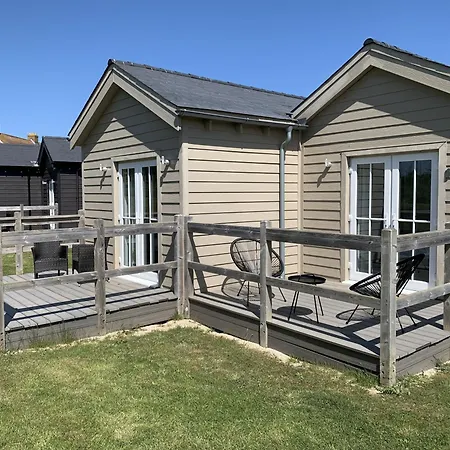 Alana Bay, The Bay, 2 Bedrooms With Ensuites, Parking, Enclosed Deck, Meadows Location, 2 Dogs Welcome Filey