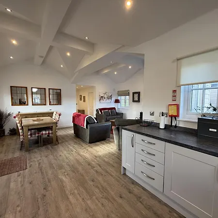 Alana Bay, The Bay, 2 Bedrooms With Ensuites, Parking, Enclosed Deck, Meadows Location, 2 Dogs Welcome
