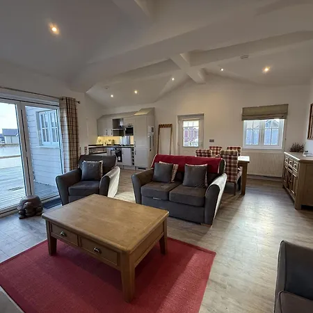 Alana Bay, The Bay, 2 Bedrooms With Ensuites, Parking, Enclosed Deck, Meadows Location, 2 Dogs Welcome * Filey