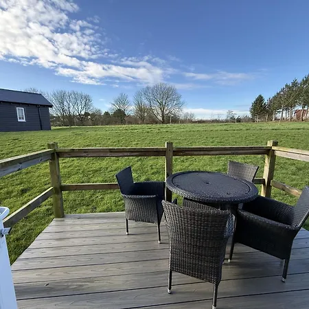 Alana Bay, The Bay, 2 Bedrooms With Ensuites, Parking, Enclosed Deck, Meadows Location, 2 Dogs Welcome *